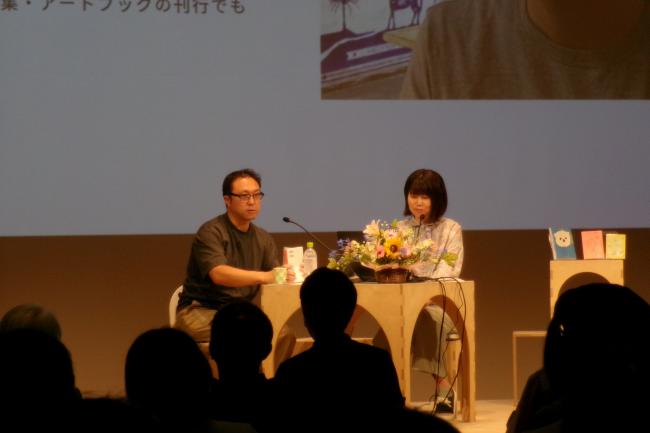 村井さんと岡本さんの対談の様子