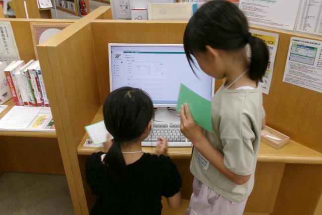本を探すミッションでパソコンを使って検索している写真