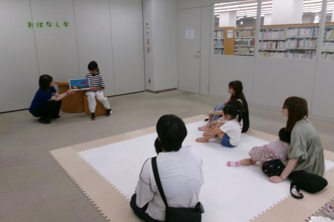 日曜おはなし会で絵本の読み聞かせをしている写真