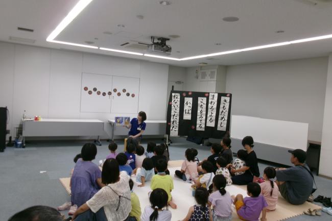 こわ～いおはなし会で絵本の読み聞かせをしている写真