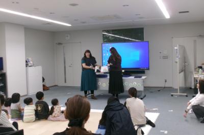 英語版『わにさんどきっ　はいしゃさんどきっ』の読み聞かせ