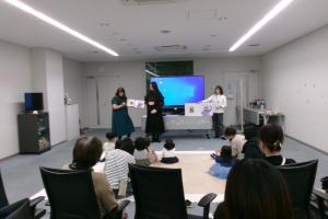 英語版『ぜったいにおしちゃダメ？』の読み聞かせ