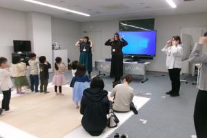 手遊び「Head Shoulders knee＆Toes」をしている様子