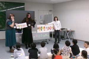 英語版『はらぺこあおむし』の読み聞かせ