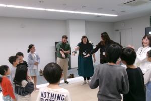 ホーキーポーキーで遊ぶ様子