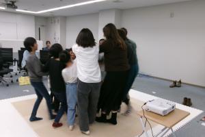 ホーキーコーキーで遊ぶ様子