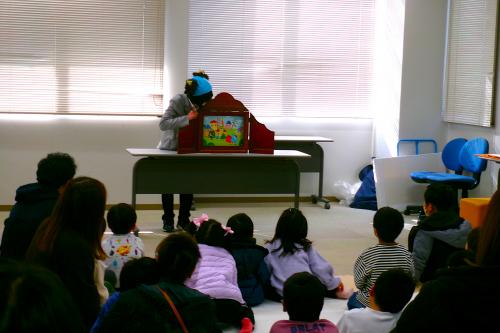 紙芝居を読んでいる写真