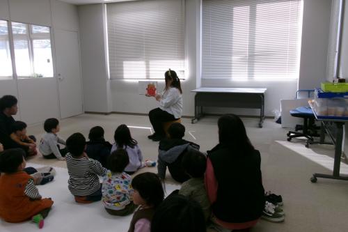 絵本を読んでいる写真