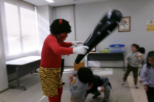 鬼退治をしている写真