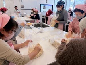 ヘルスメイト活動の様子（養成講座でみそ作り）