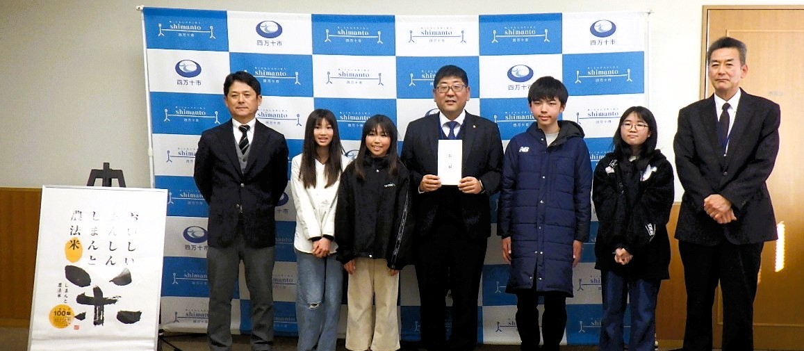 寄付金贈呈式の写真