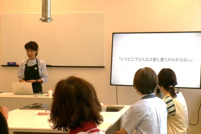 斉藤さんの話を聞く様子