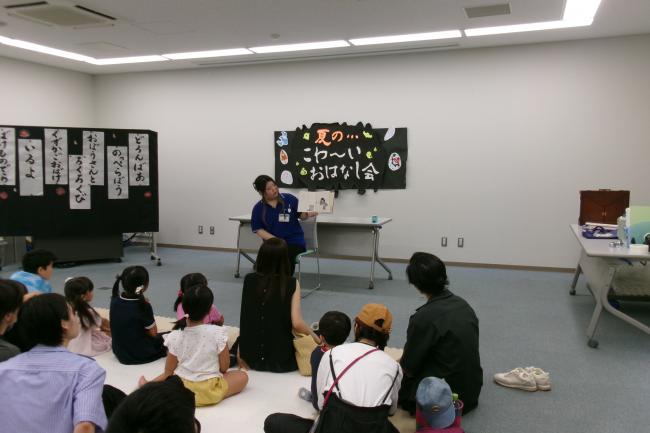 絵本の読み聞かせをしている様子