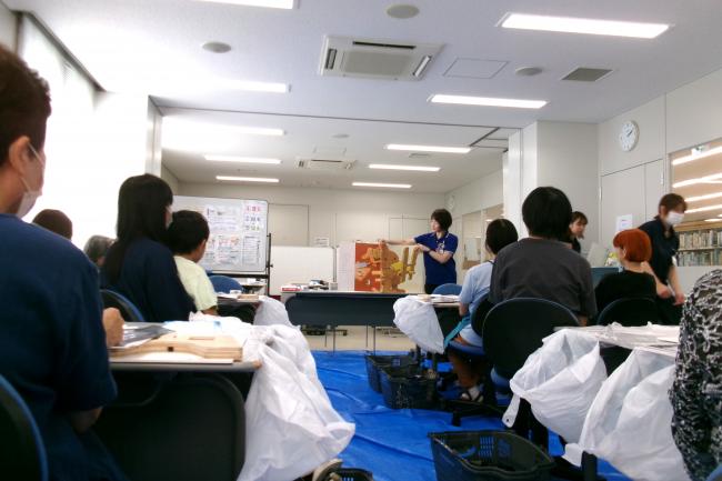 読み聞かせをする様子