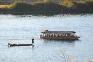 川を流れる屋形船の写真