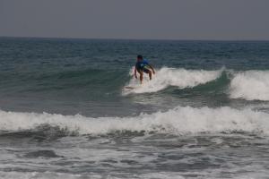 サーフィンをしている写真