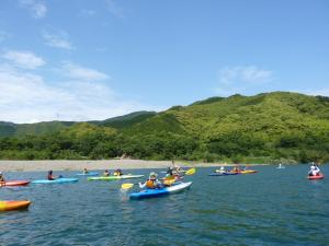 川でカヌーをしている写真