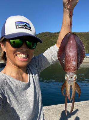 沼野さんがイカを釣った写真