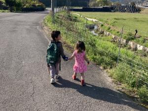 宮崎さんの子供が歩いている写真